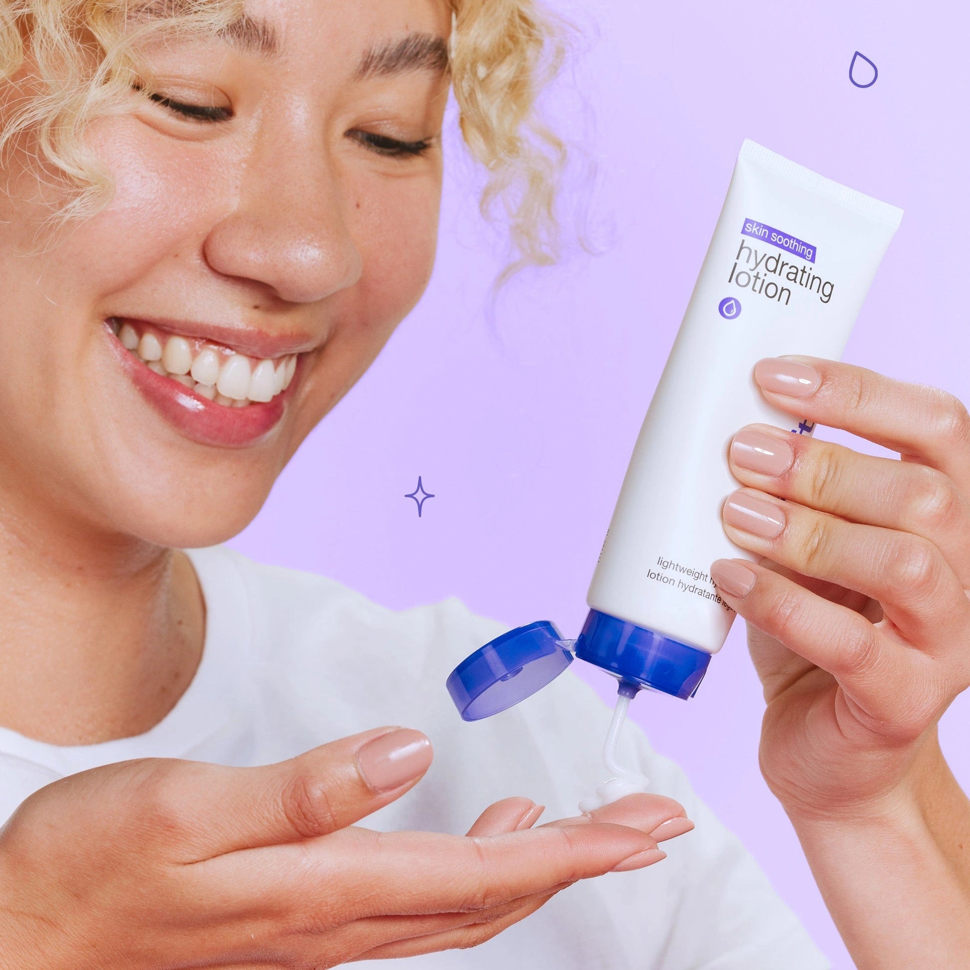 Dermalogica Skin Soothing Hydrating Lotion 60ml, vrouw die lotion aanbrengt uit tube, lichte, hydraterende textuur op hand