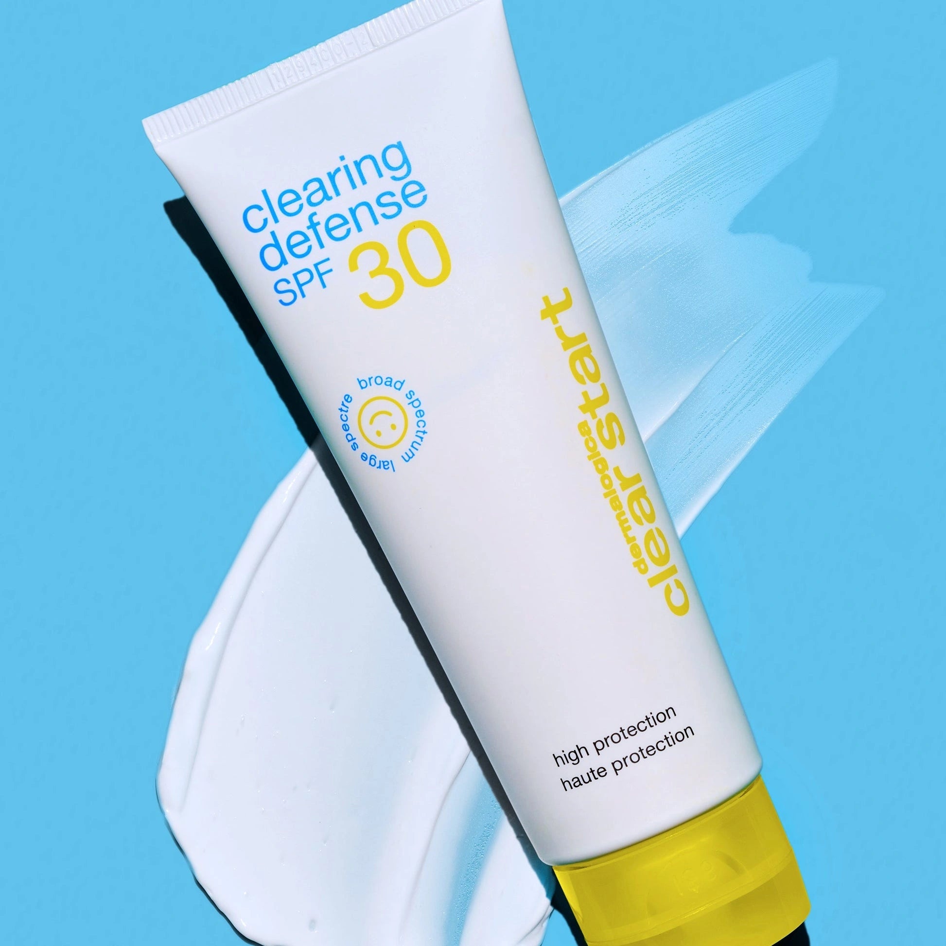 Dermalogica Clearing Defense SPF30 59ml tube met hoge zonnebescherming voor een glimmende huid op een gekleurde achtergrond.