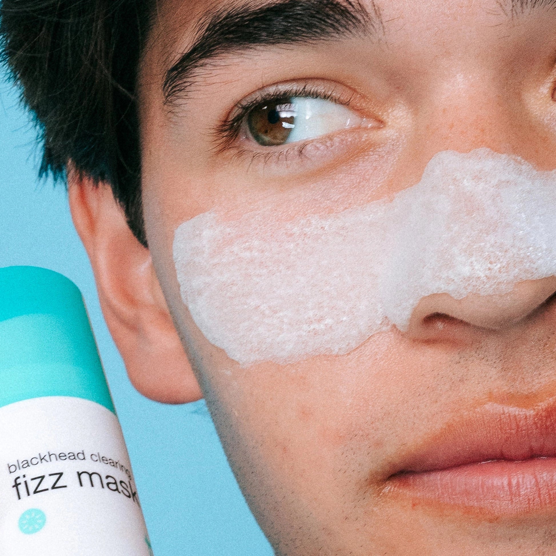 Dermalogica Blackhead Clearing Fizz Masque 50ml op een gezicht met schuimend masker voor het verwijderen van mee-eters.