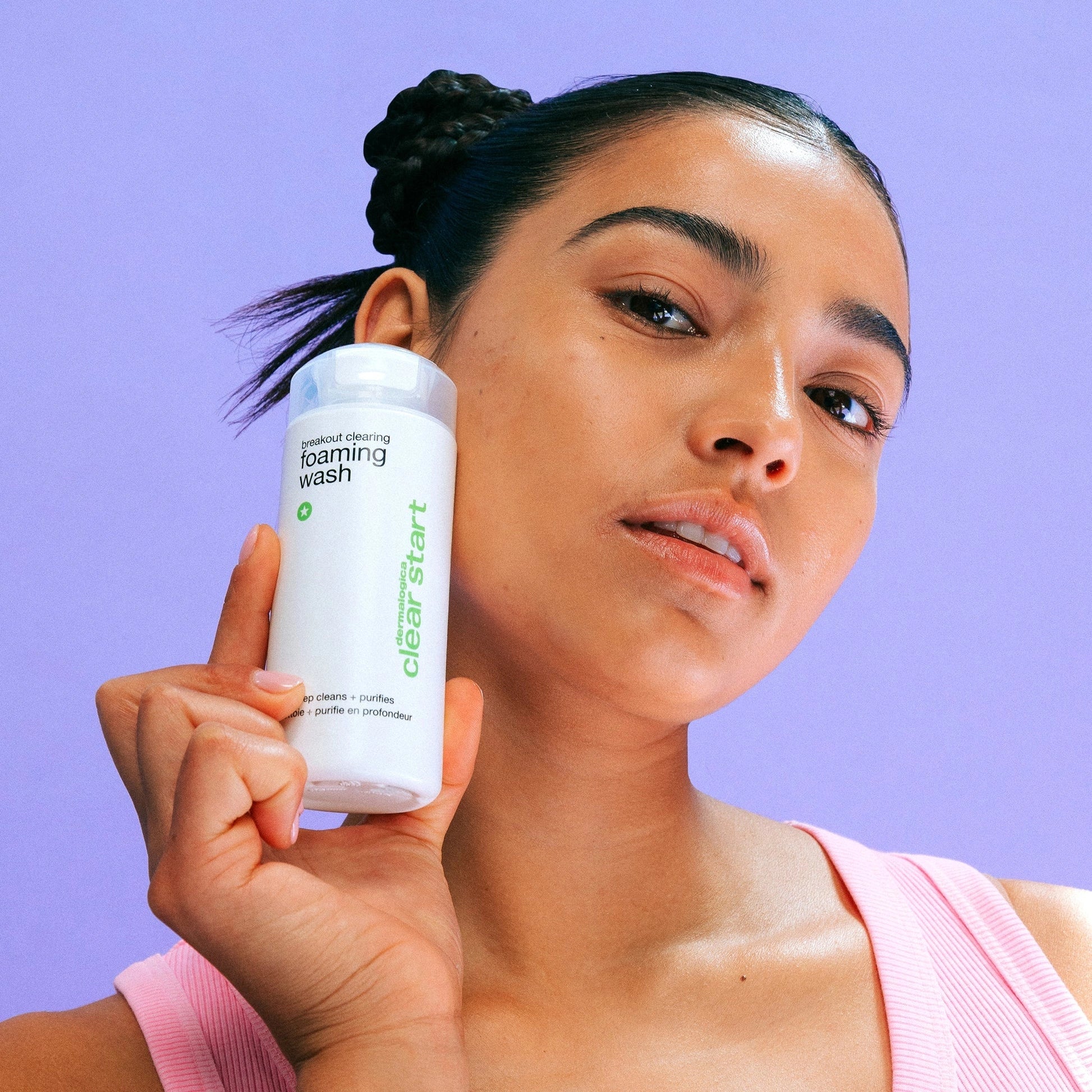 Dermalogica Breakout Clearing Foaming Wash 295ml in gebruik door een model met een heldere huid.