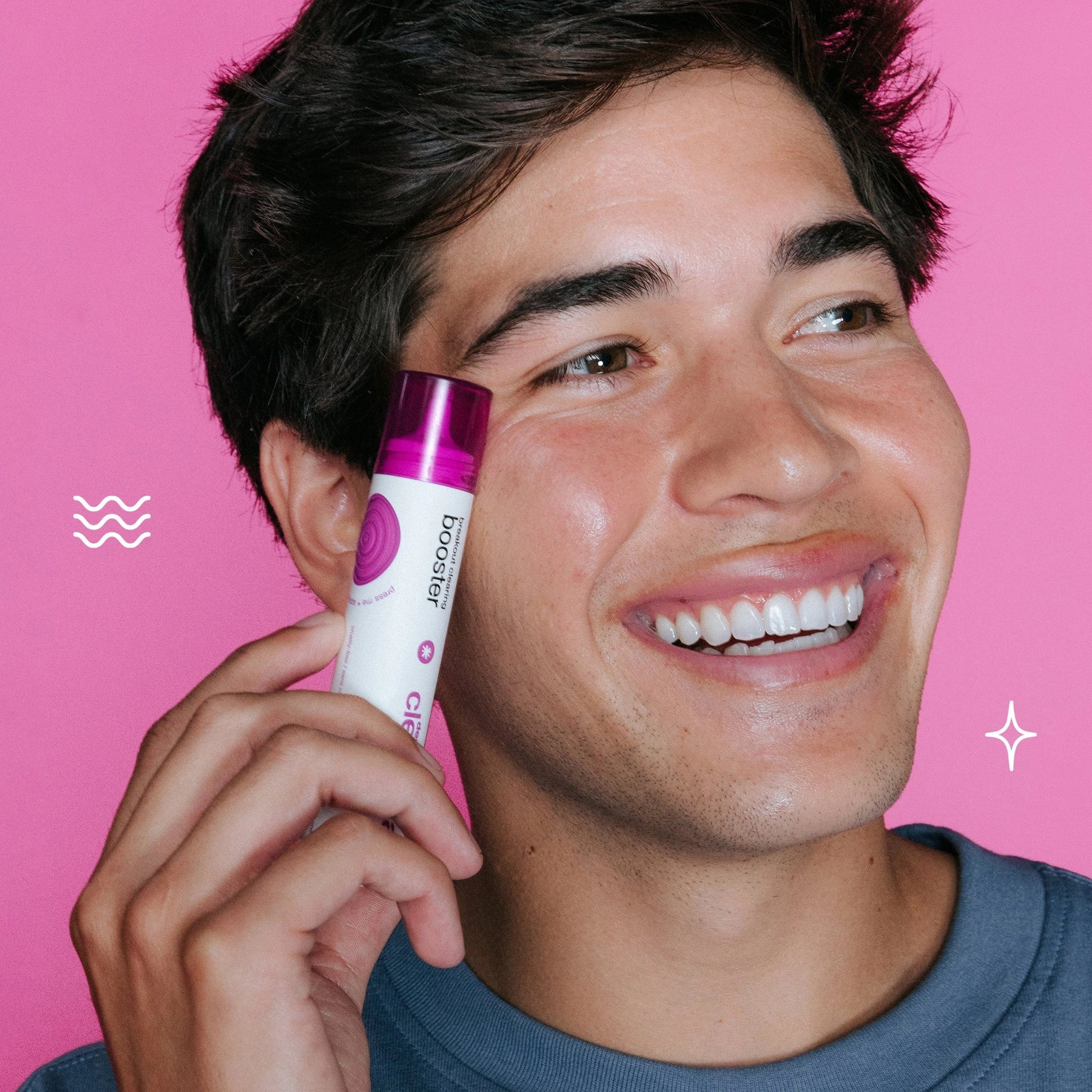 Dermalogica Breakout Clearing Booster 30ml, effectief serum voor puistjes, man met product en stralende huid op roze achtergrond.