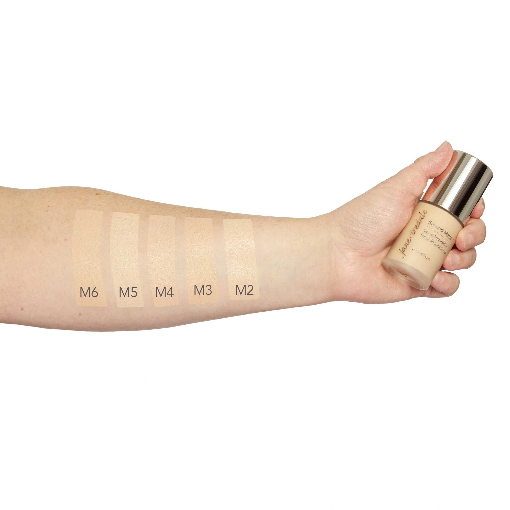 Jane Iredale Beyond Matte Liquid Foundation M6 27ml met swatches van M2 tot M6 op arm voor kleurvergelijking.