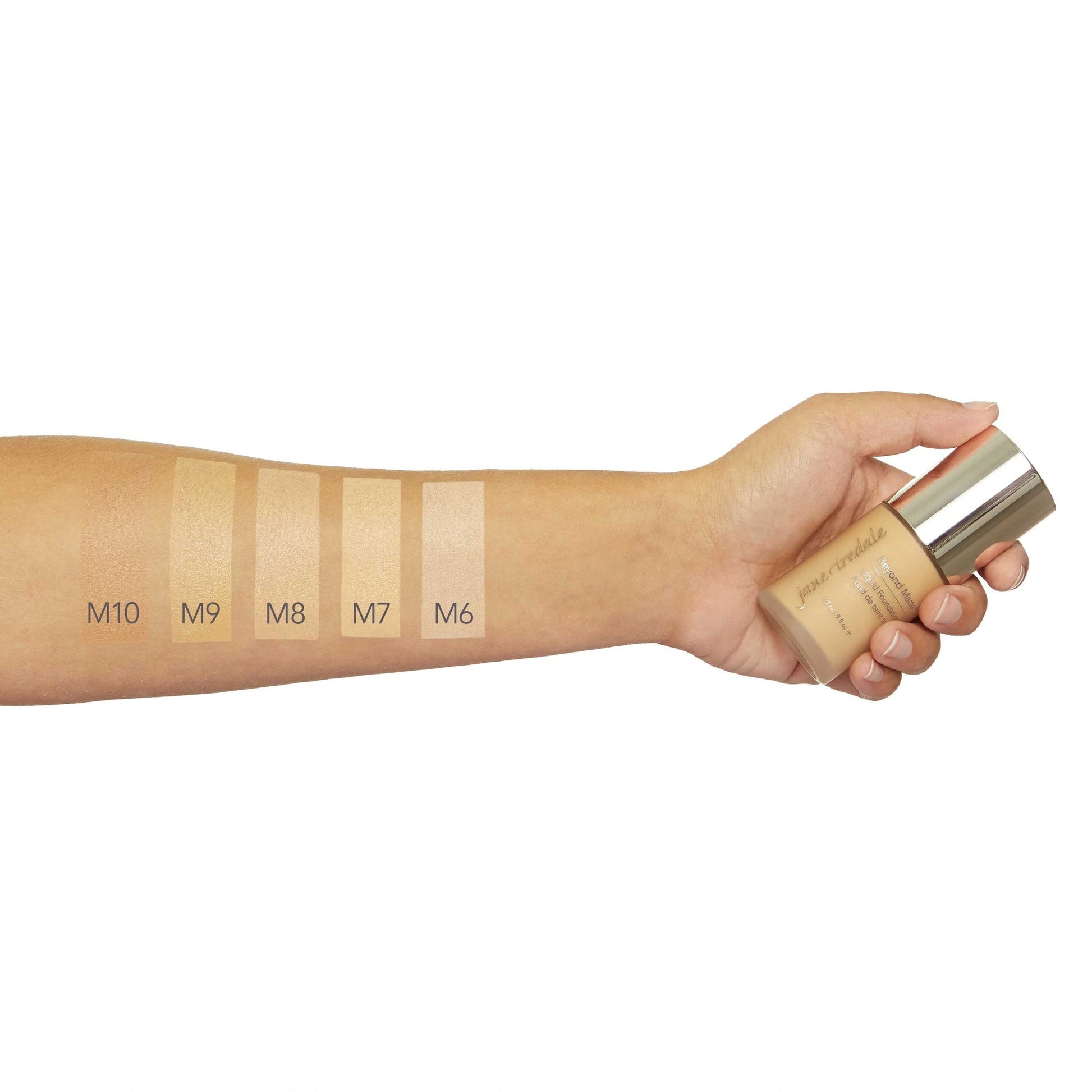 Jane Iredale Beyond Matte Liquid Foundation M8 27ml op arm met kleurstalen M6 tot M10 voor kleurvergelijking.
