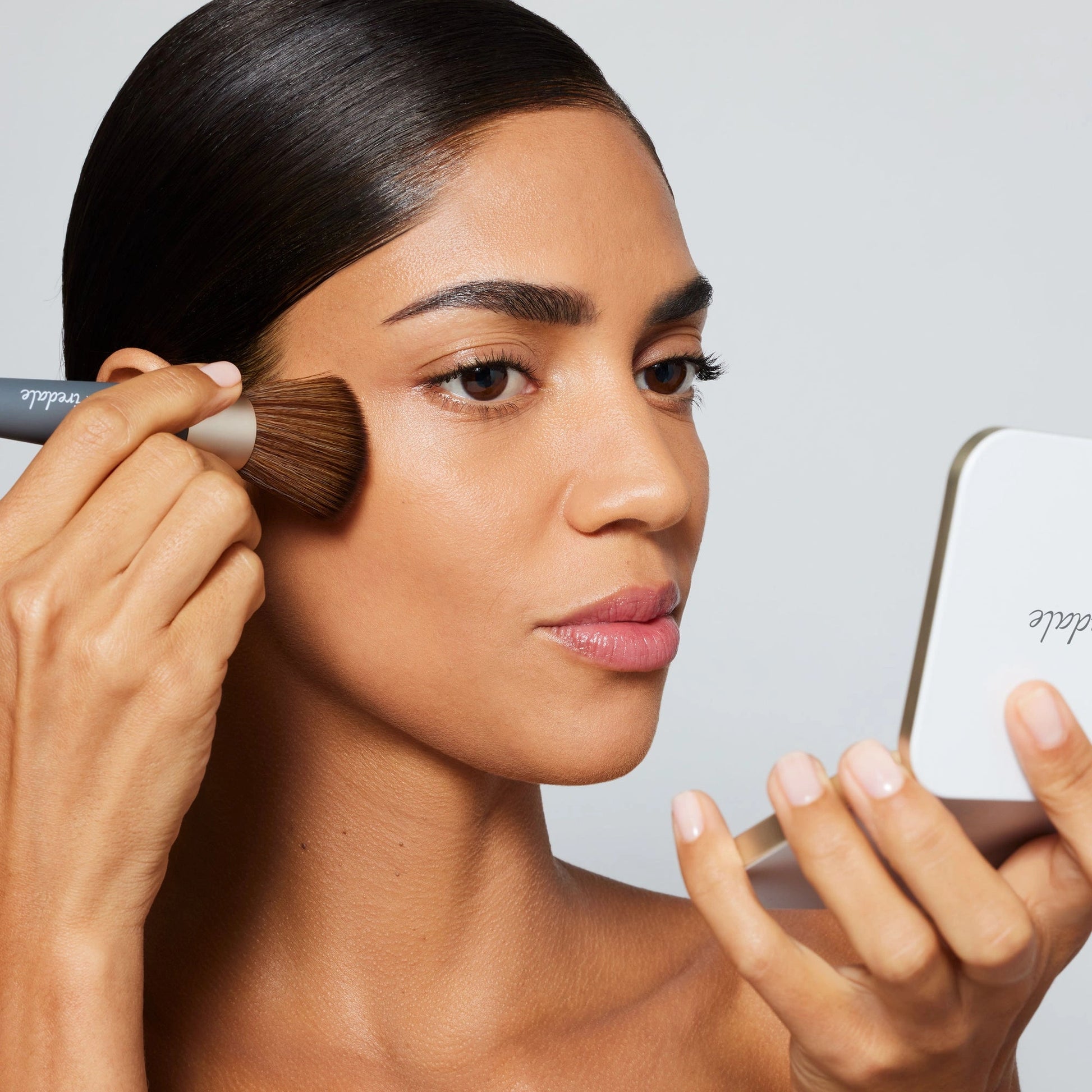 Jane Iredale The Handi™ Brush in gebruik voor minerale foundation applicatie op de huid.