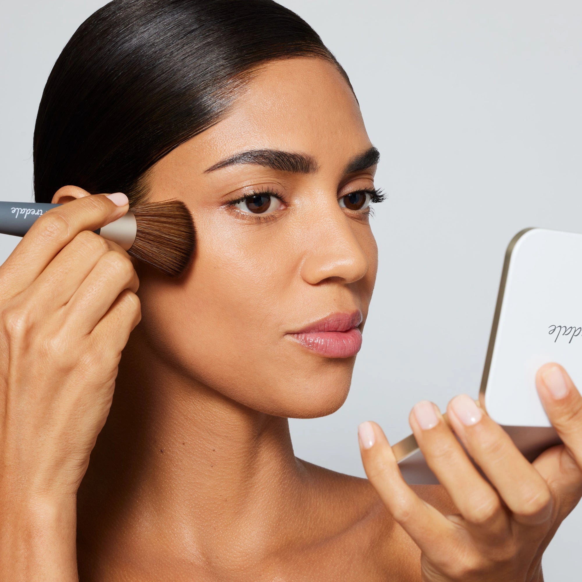 Jane Iredale The Handi™ Brush in gebruik voor minerale foundation applicatie op de huid.