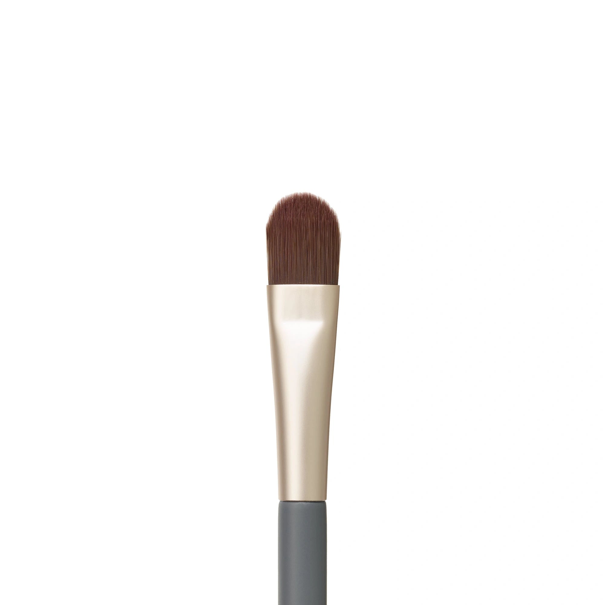 Jane Iredale Camouflage Brush met kleine, zachte haren voor precieze dekking van onzuiverheden en verkleuringen.