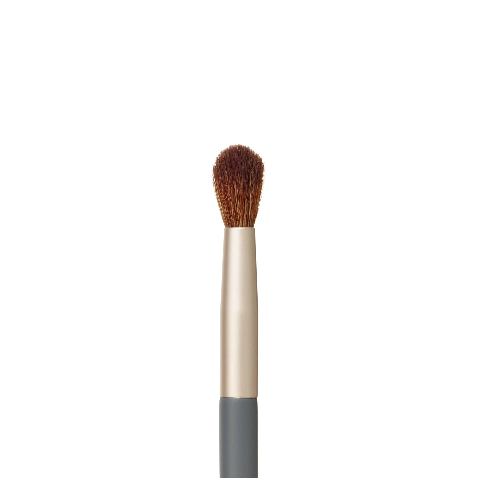 Jane Iredale Crease Brush met zachte, schuine haren voor precisie in oogmakeup en blending.