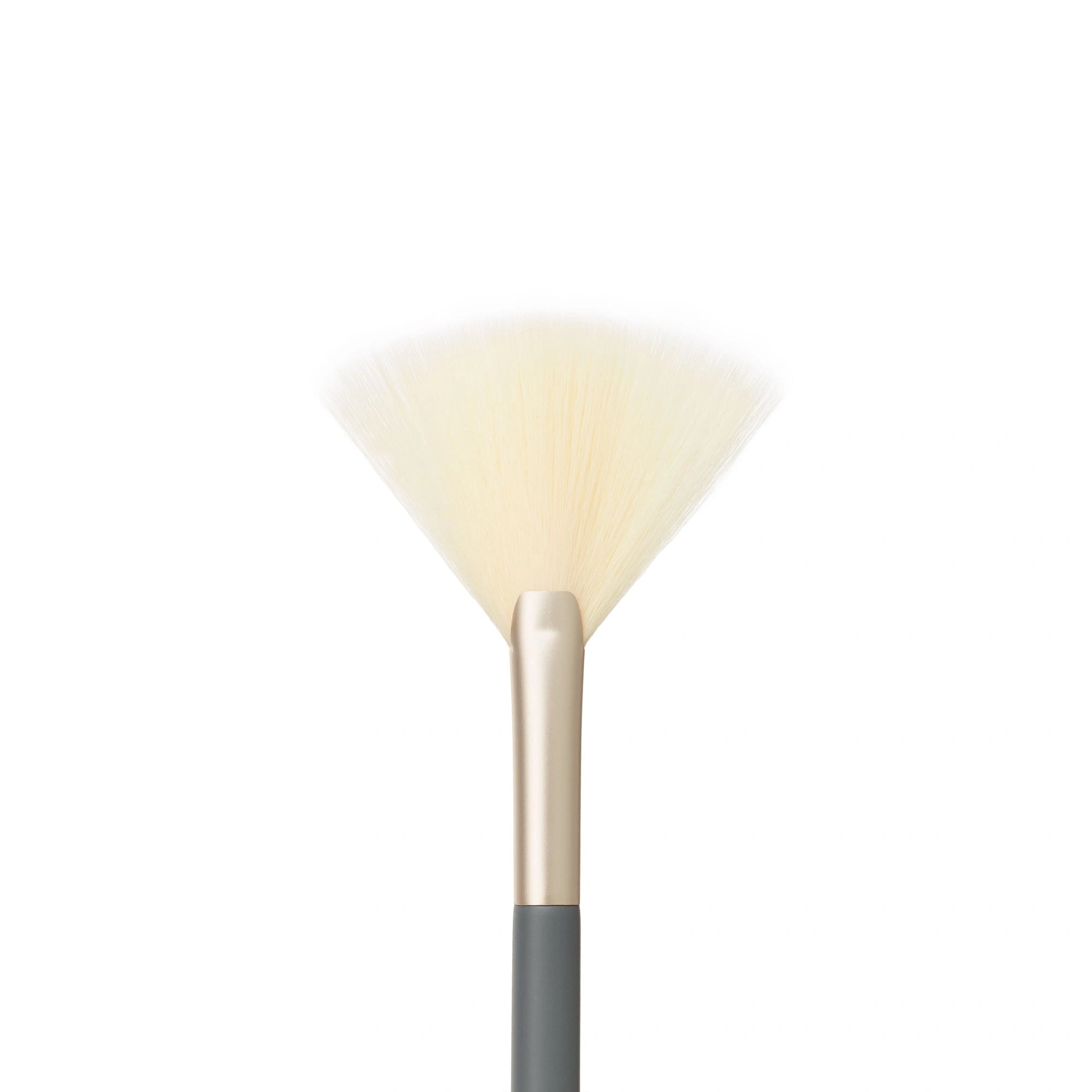 Jane Iredale Fan Brush met zachte, luchtige haartjes voor een subtiele kleurtoepassing op het gezicht.