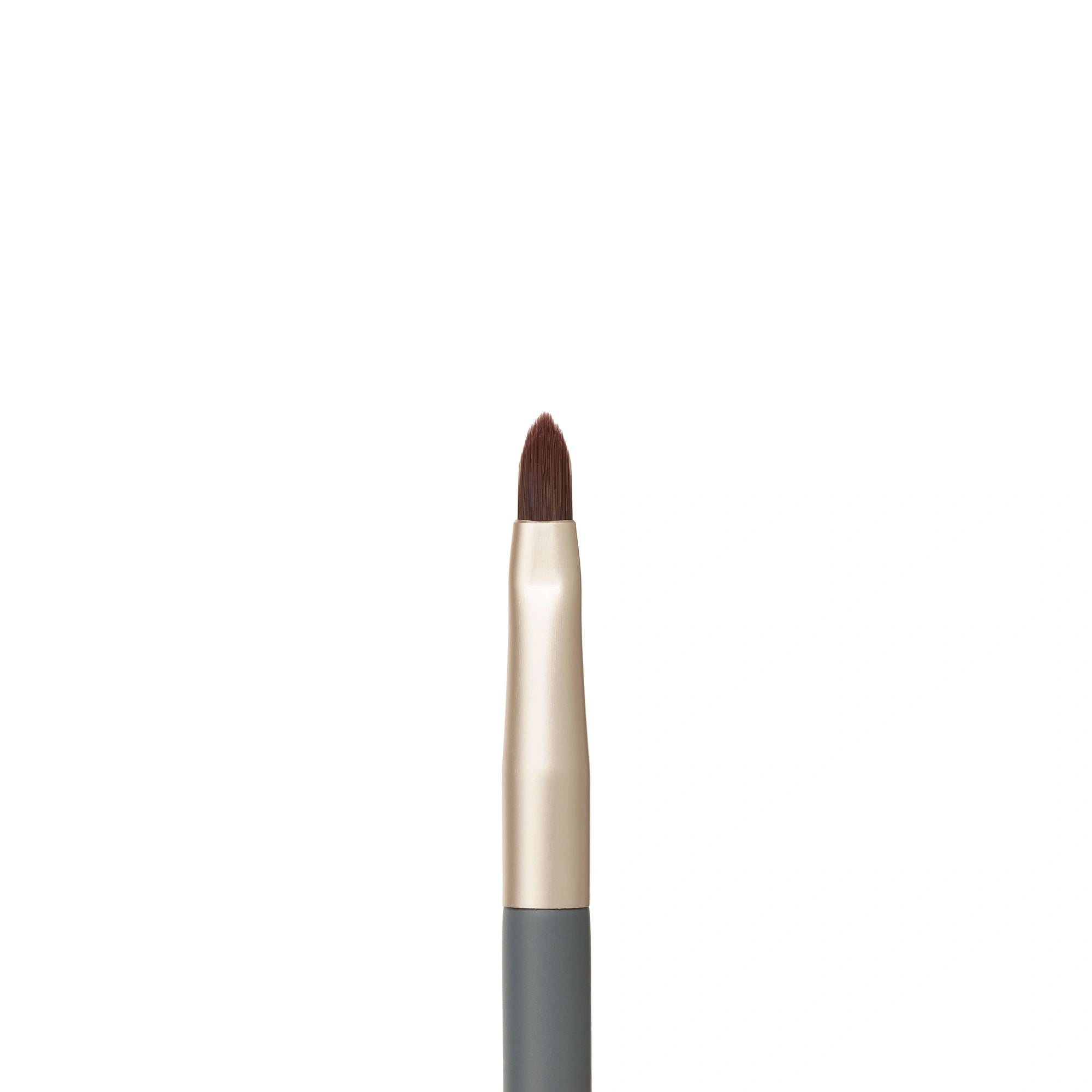 Jane Iredale Lip Brush met fijne punt voor precieze lipkleur applicatie en contouring.