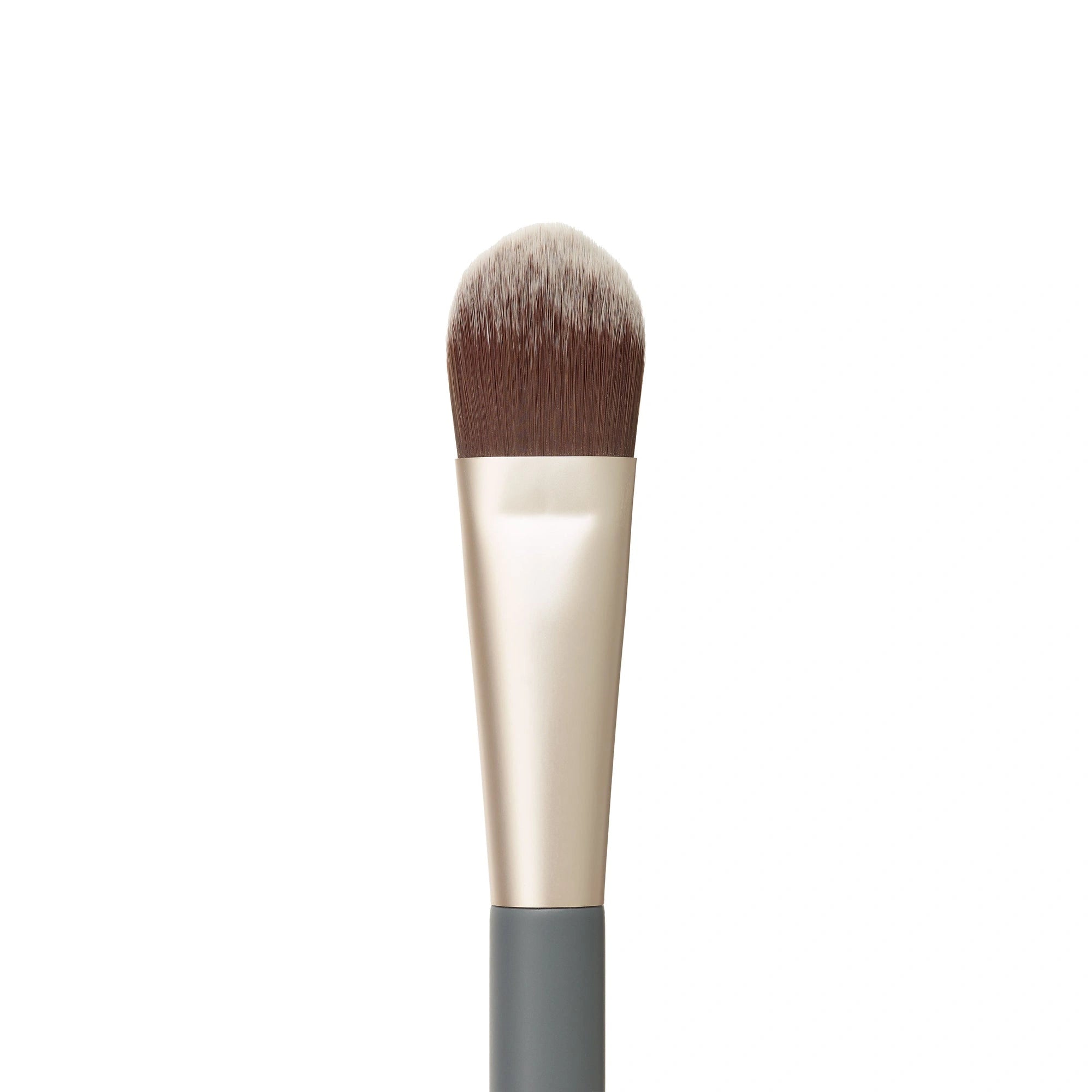 Jane Iredale Liquid Complexion Brush met zachte, gebogen haren voor streepvrije applicatie van vloeibare makeup.