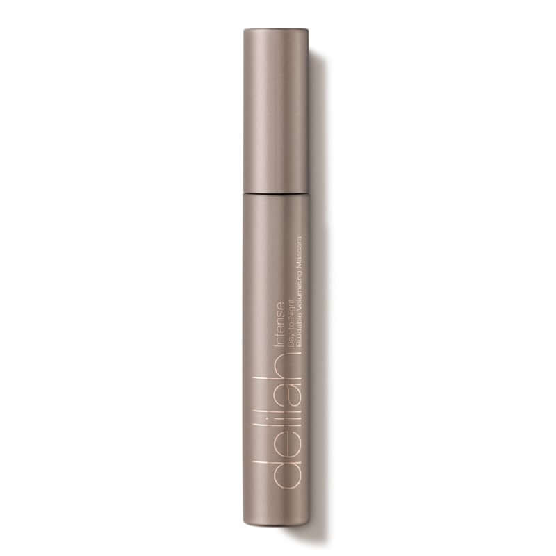 Delilah - Intense Day-to-Night Buildable Volumising Mascara Black 10.5ml in elegant verpakking voor volumineuze wimpers.