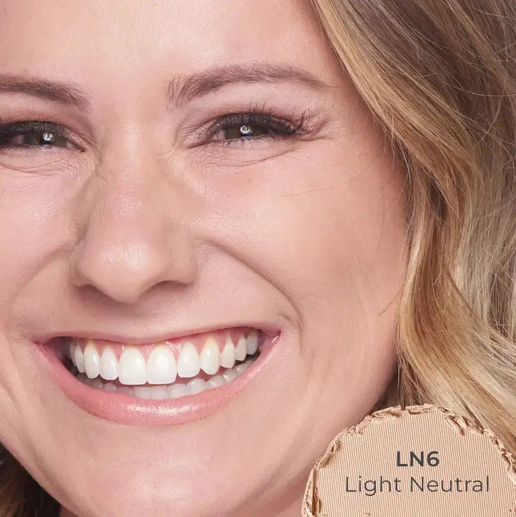 PUR 4-in-1 Pressed Mineral Makeup SPF15 Light LN6 8g op model met neutrale huidtint en stralende glimlach.