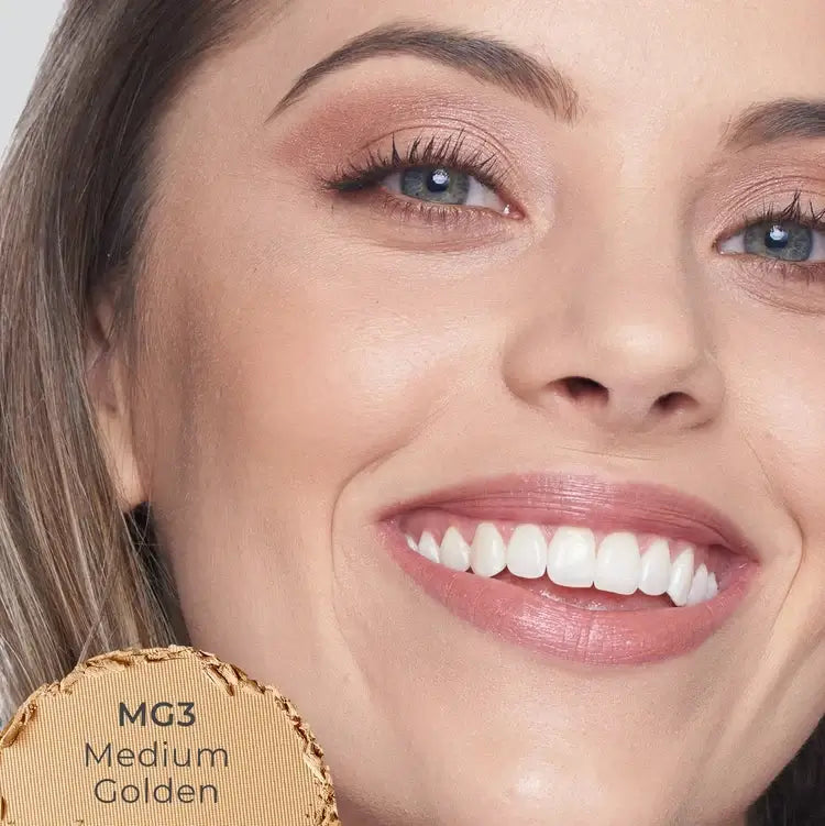 PUR 4-in-1 Pressed Mineral Makeup SPF15 Bisque MG3 8g op model met een stralende huid en gouden ondertoon.