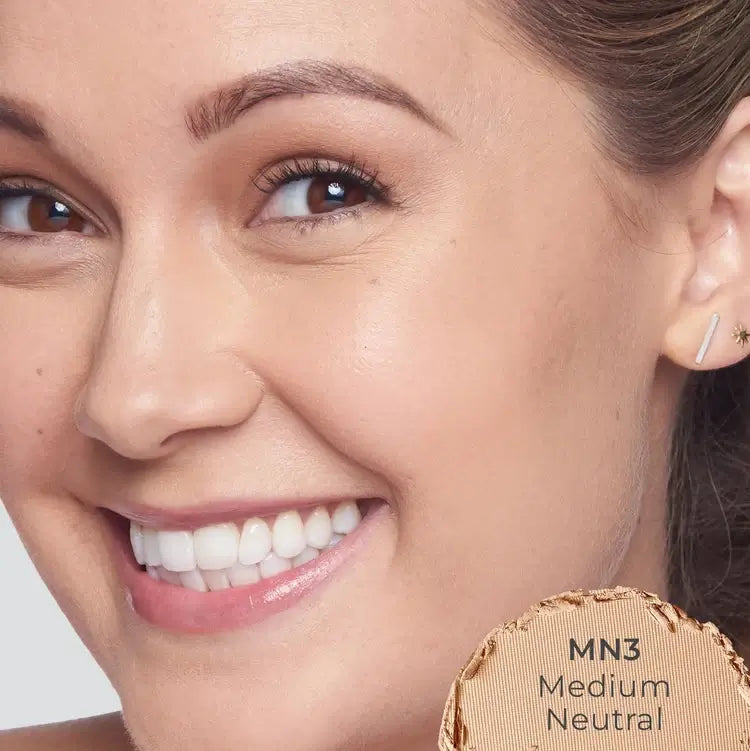 PUR 4-in-1 Pressed Mineral Makeup SPF15 Linen MN3 8g op model, mostrando een natuurlijke uitstraling en perfecte dekking voor medium huid.