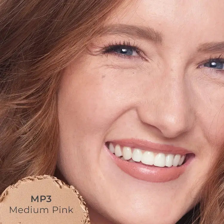 PUR 4-in-1 Pressed Mineral Makeup SPF15 Blush Medium MP3 8g op een gezicht met medium roze ondertoon en stralende glimlach.