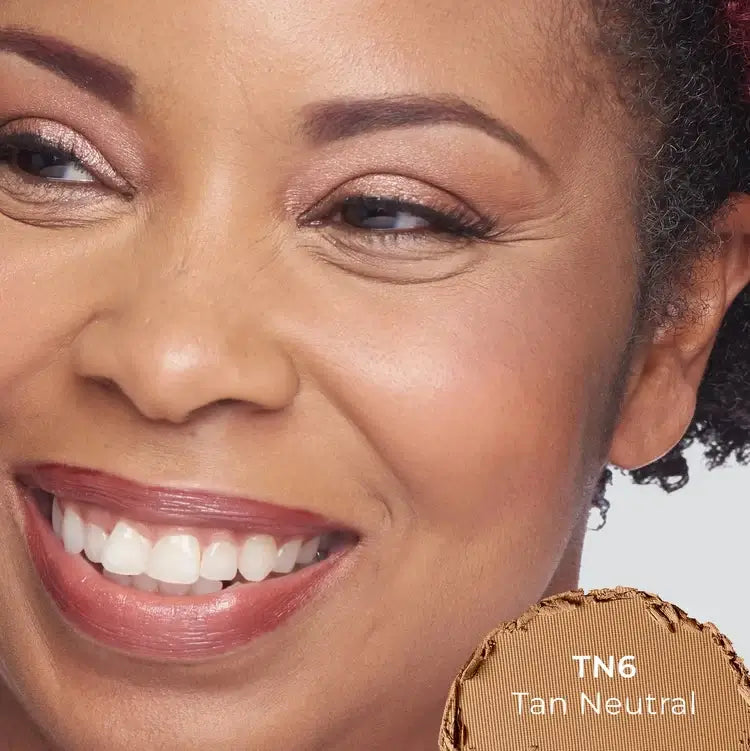 PUR 4-in-1 Pressed Mineral Makeup SPF15 Tan TN6 8g op model met natuurlijke uitstraling en gouden tint