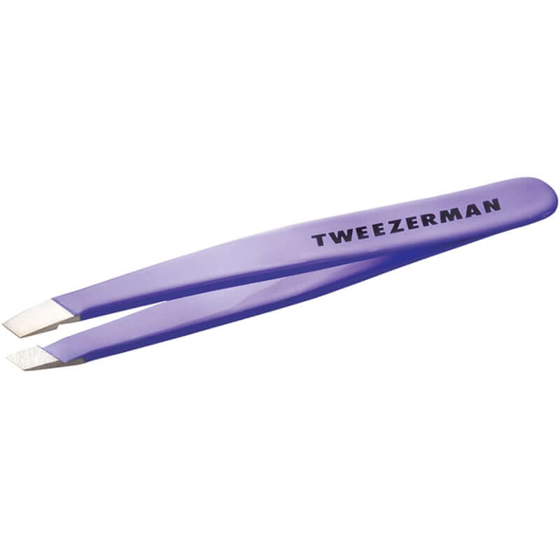 Tweezerman - Mini Slant Tweezer Blooming Lilac met ergonomisch ontwerp en hoogwaardige schuine punten voor precisie.