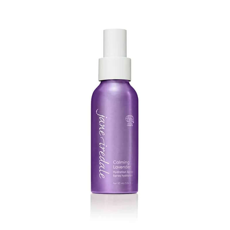 Jane Iredale Calming Lavender Hydration Spray 90ml in een paarse fles met ergonomische spuitdop voor kalmerende hydratatie.