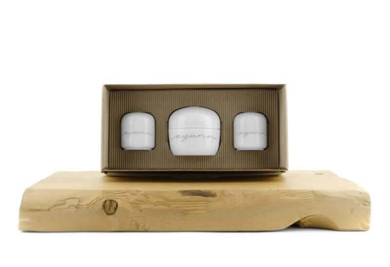 Ayuna - Minimum ontdekkingsset met crèmes op een houten plank, ideaal voor een jeugdige huid.
