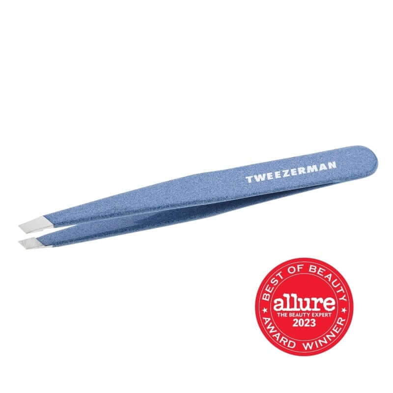 Tweezerman - Slant Tweezer Granite Sky in elegant blauwe kleur met award label van Allure Best of Beauty 2023.