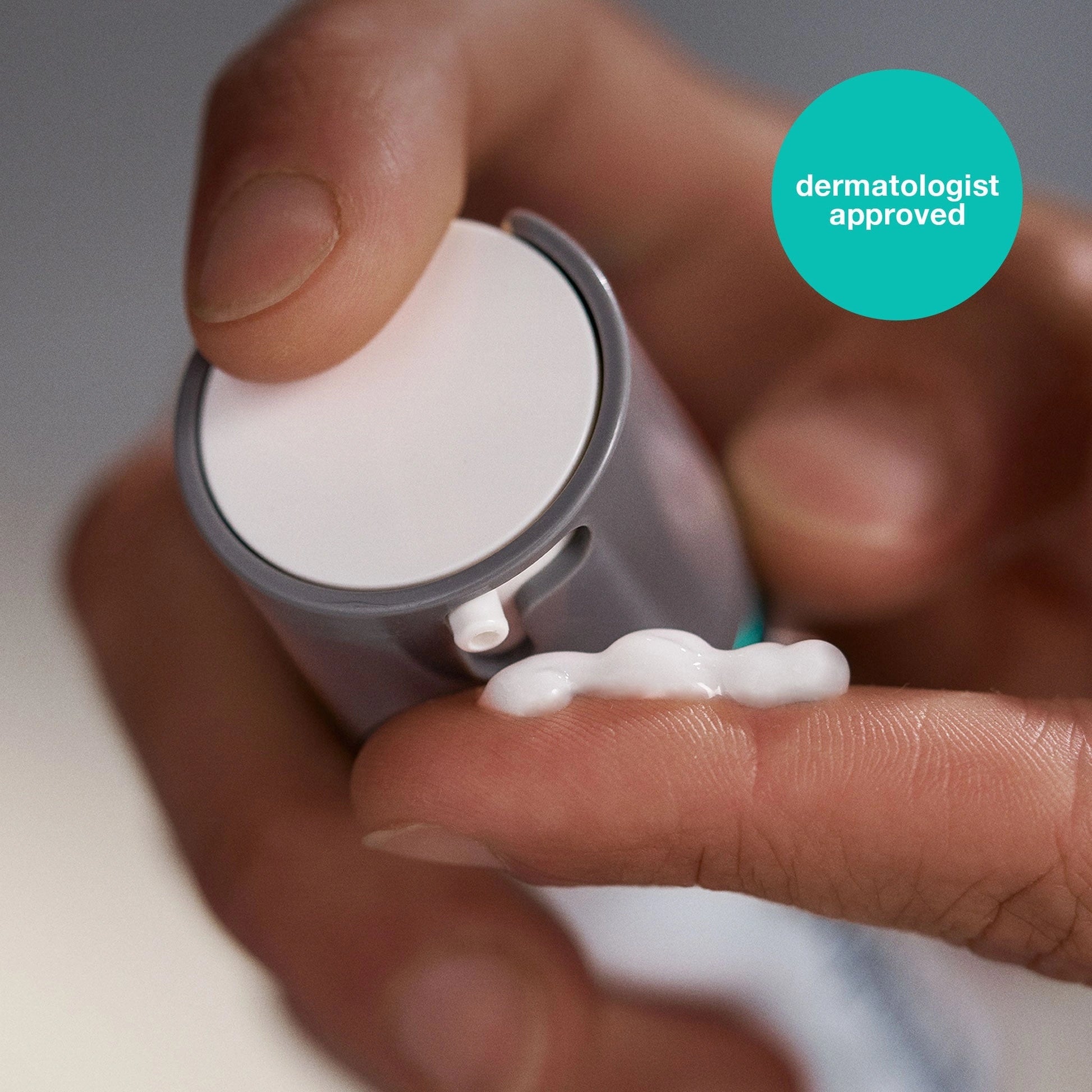Dermalogica Breakout Biotic Moisturizer 50ml, lichte gel-crème in gebruik met dermatoloog goedgekeurd label.