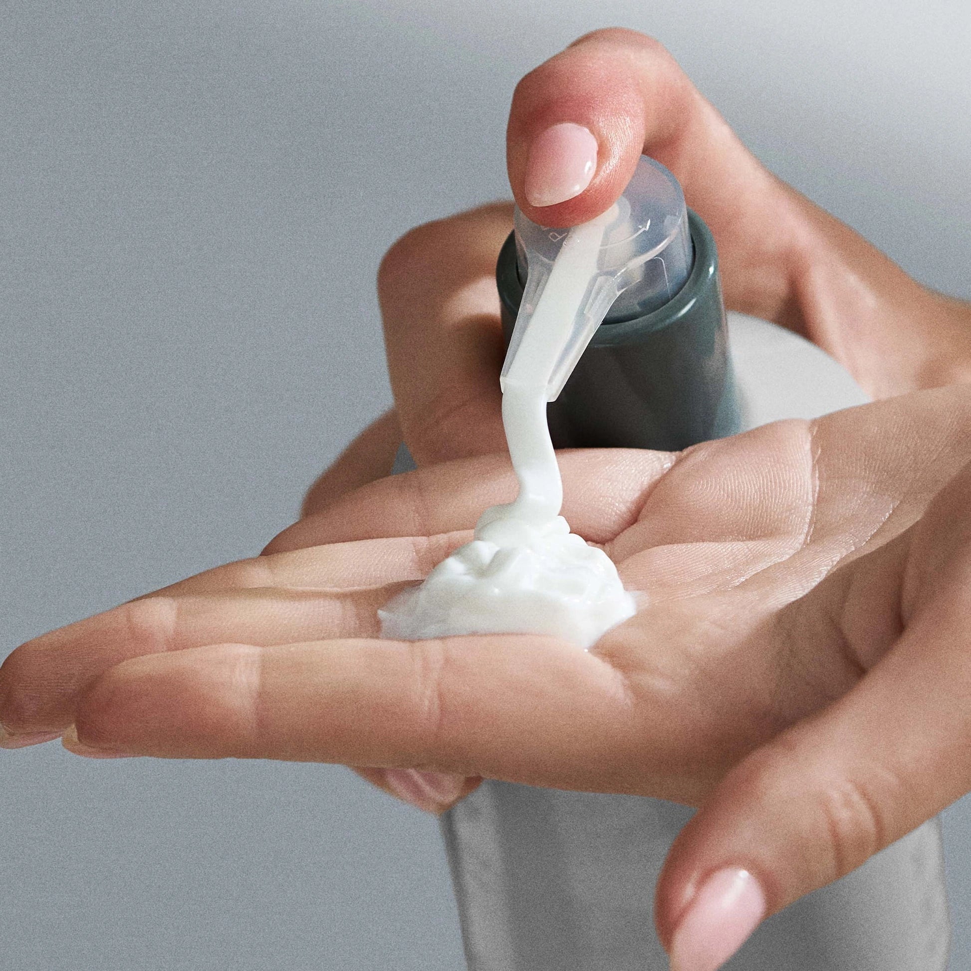 Dermalogica Body Hydrating Cream 295ml uit de fles op een hand, rijke, hydraterende textuur voor droge huid.