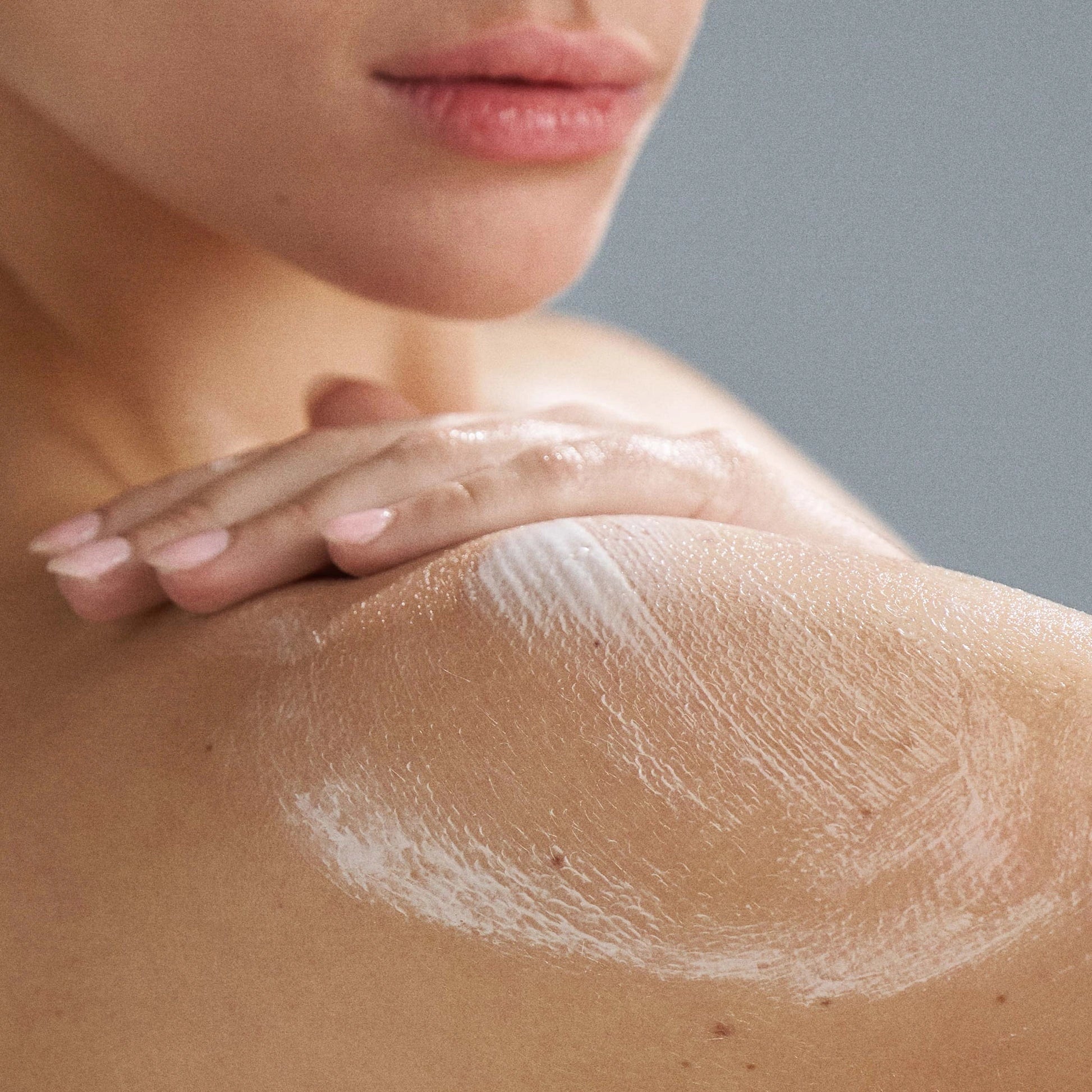 Dermalogica Body Hydrating Cream 295ml aangebracht op een schouder voor intense hydratatie en glans.