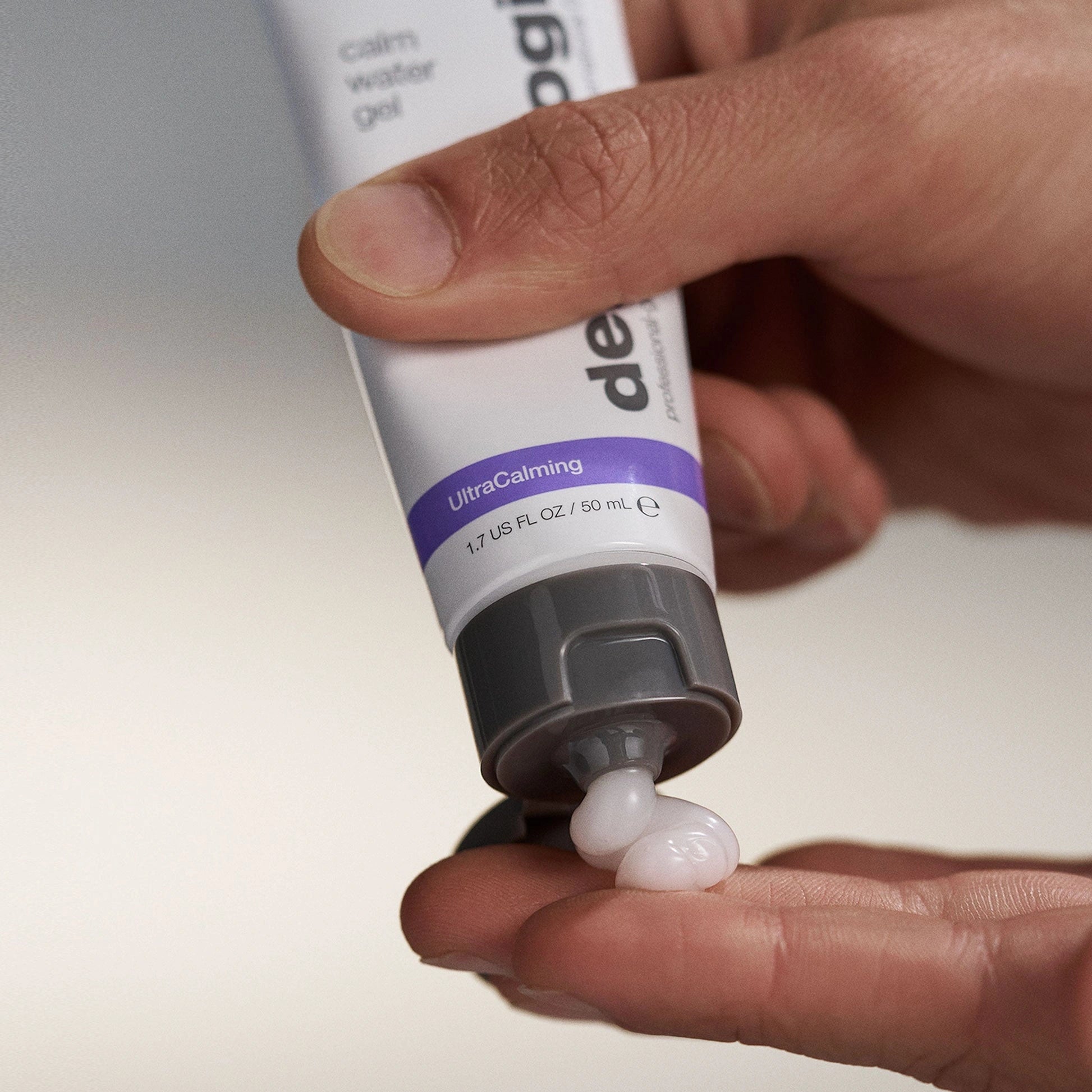 Dermalogica Calm Water Gel 50ml, lichte water-gel moisturizer voor gevoelige huid, textuur in hand.