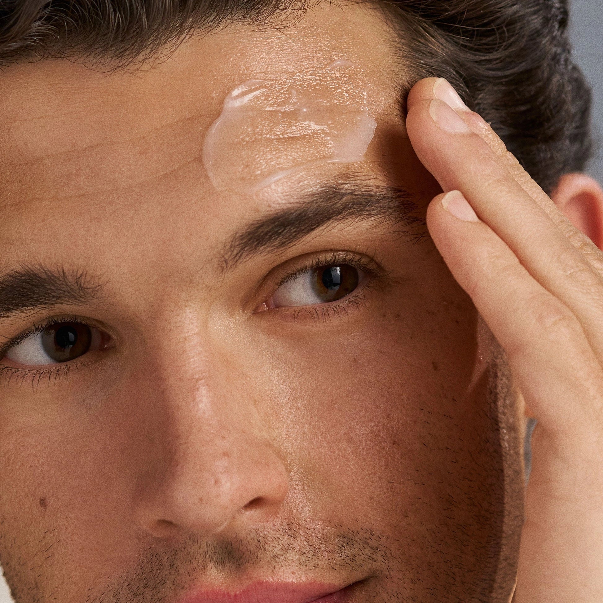 Dermalogica Calm Water Gel 50ml aangebracht op het voorhoofd van een man, hydrateert de gevoelige huid met een lichte textuur.