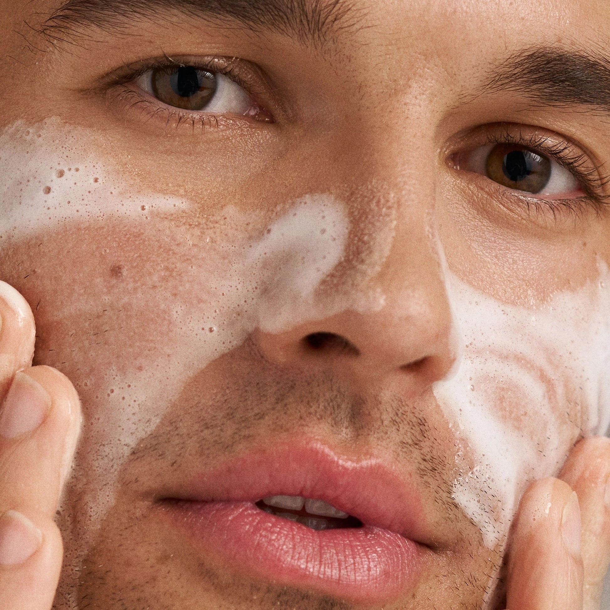 Dermalogica Clear + Brighten Kit 73ml; man die gezicht reinigt met schuimende cleanser voor heldere huid.