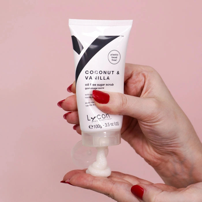 Lycon Coconut & Vanilla Sugar Scrub 100g uit een tube met een hand die de scrub vasthoudt, ideaal voor geurtests.