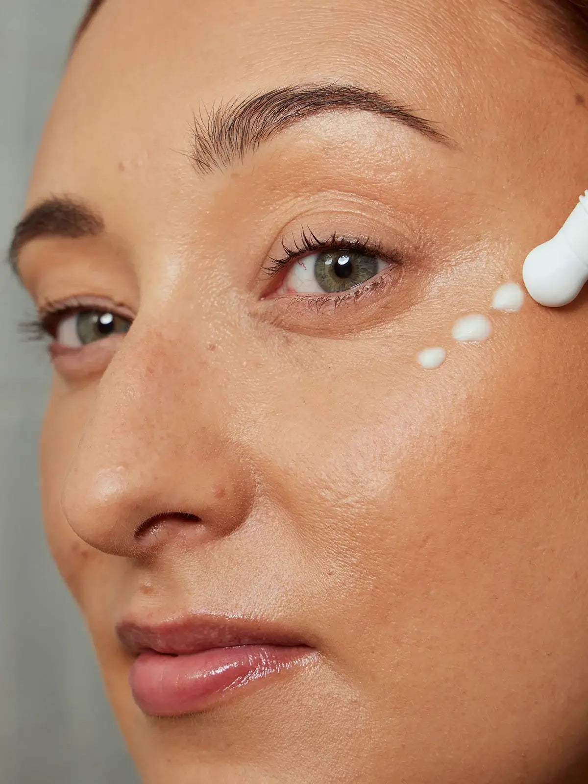 Alpha-H Liquid Gold Firming Eye Cream 15ml aangebracht op het oog voor een stralende huid rond de ogen.