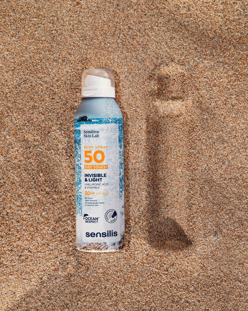 Sensilis Body Spray 50 Dry Touch 200ml, zonnespray SPF 50 zichtbaar op zand, geen plakkerig gevoel, ideaal voor strandgebruik.