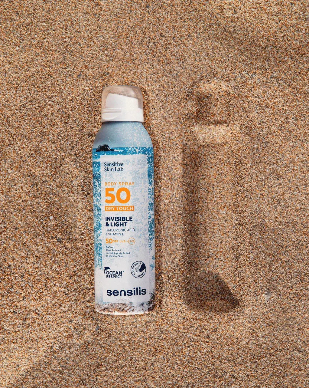 Sensilis Body Spray 50 Dry Touch 200ml, zonnespray SPF 50 zichtbaar op zand, geen plakkerig gevoel, ideaal voor strandgebruik.