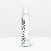 DermaQuest Essential Cleanser 177,4ml in een strakke, witte verpakking met duidelijke merkvermelding