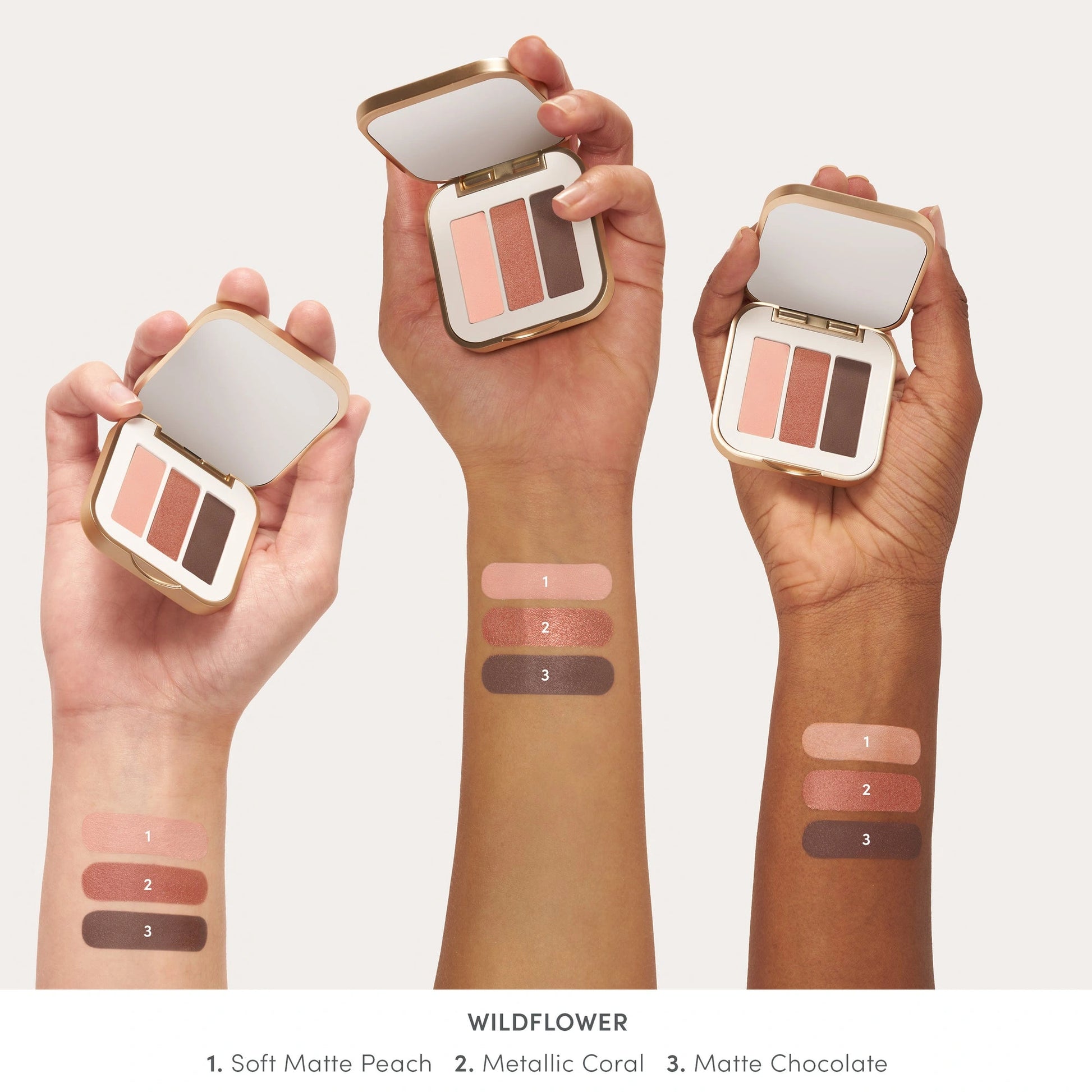 Jane Iredale PurePressed Eye Shadow Triple Wildflower 2,1g met soft matte perzik, metallic koraal en matte chocoladebruin swatches.
