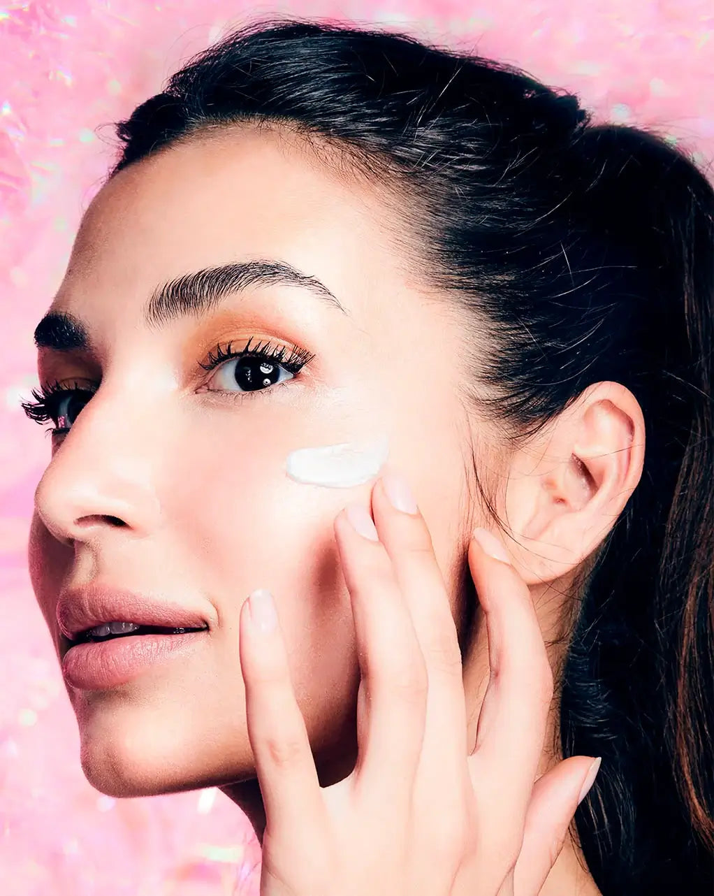 Sensilis Skin Glow Juicy Cream 50ml aangebracht op de huid voor stralend resultaat en hydratatie.