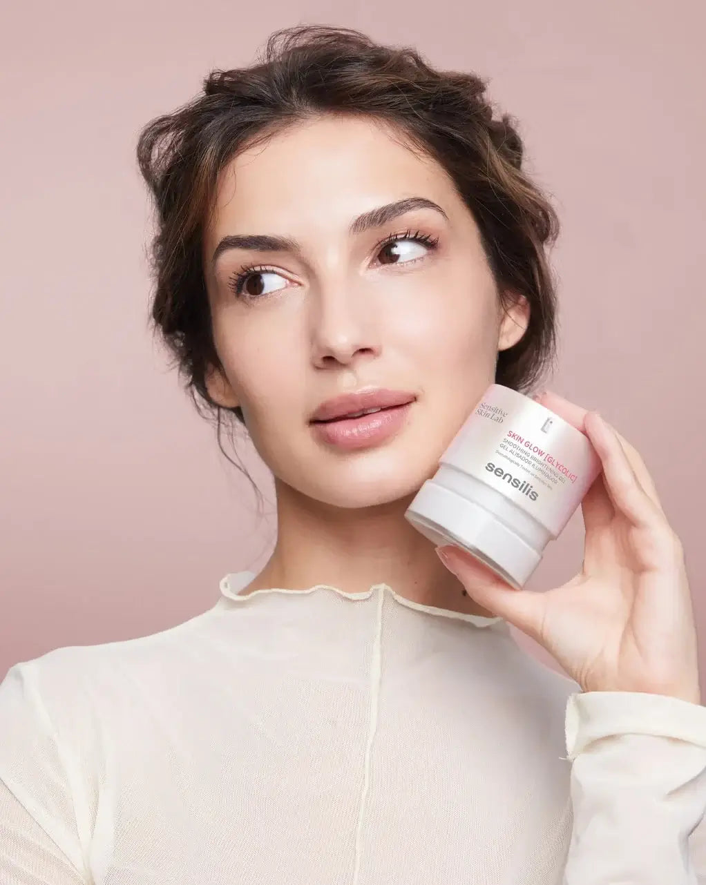 Sensilis Skin Glow Glycolic 50ml in gebruik door model met stralende huid, showcasing de huidvernieuwing van het nachtgel.