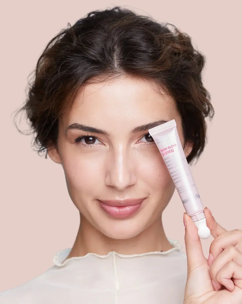 Sensilis Skin Glow K Eyes 15ml oogcrème voor donkere kringen, vrouwelijke model toont product met een natuurlijke uitstraling.
