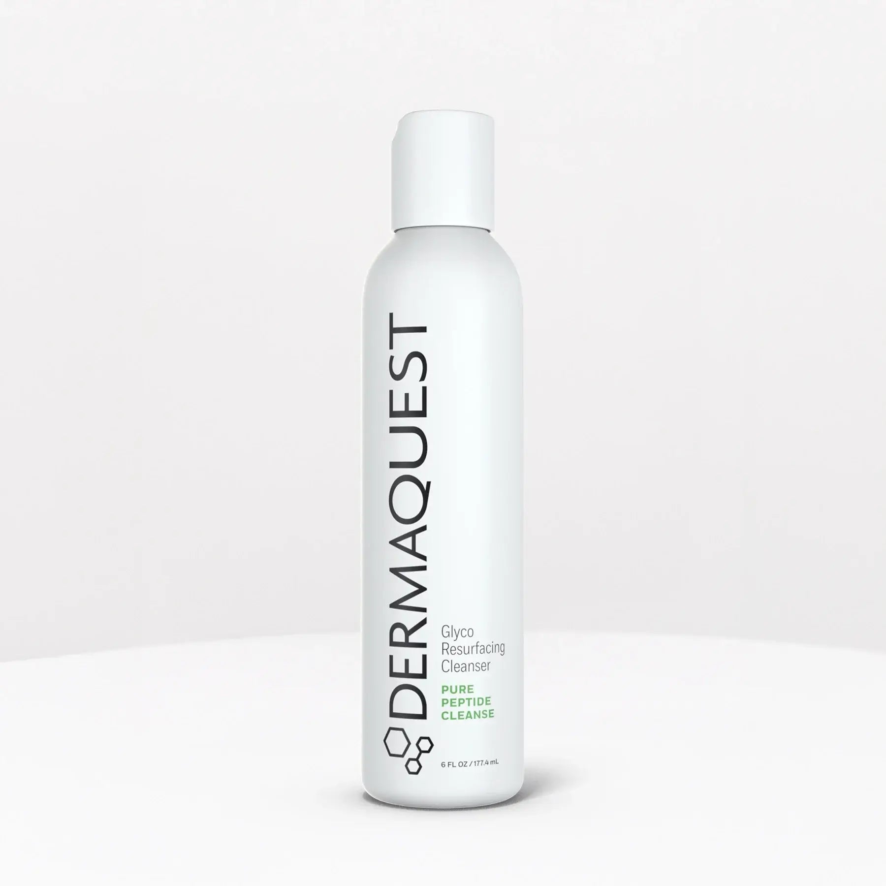 DermaQuest Glyco Resurfacing Cleanser 177,4ml in een elegante witte fles, ideaal voor een gladdere huid.