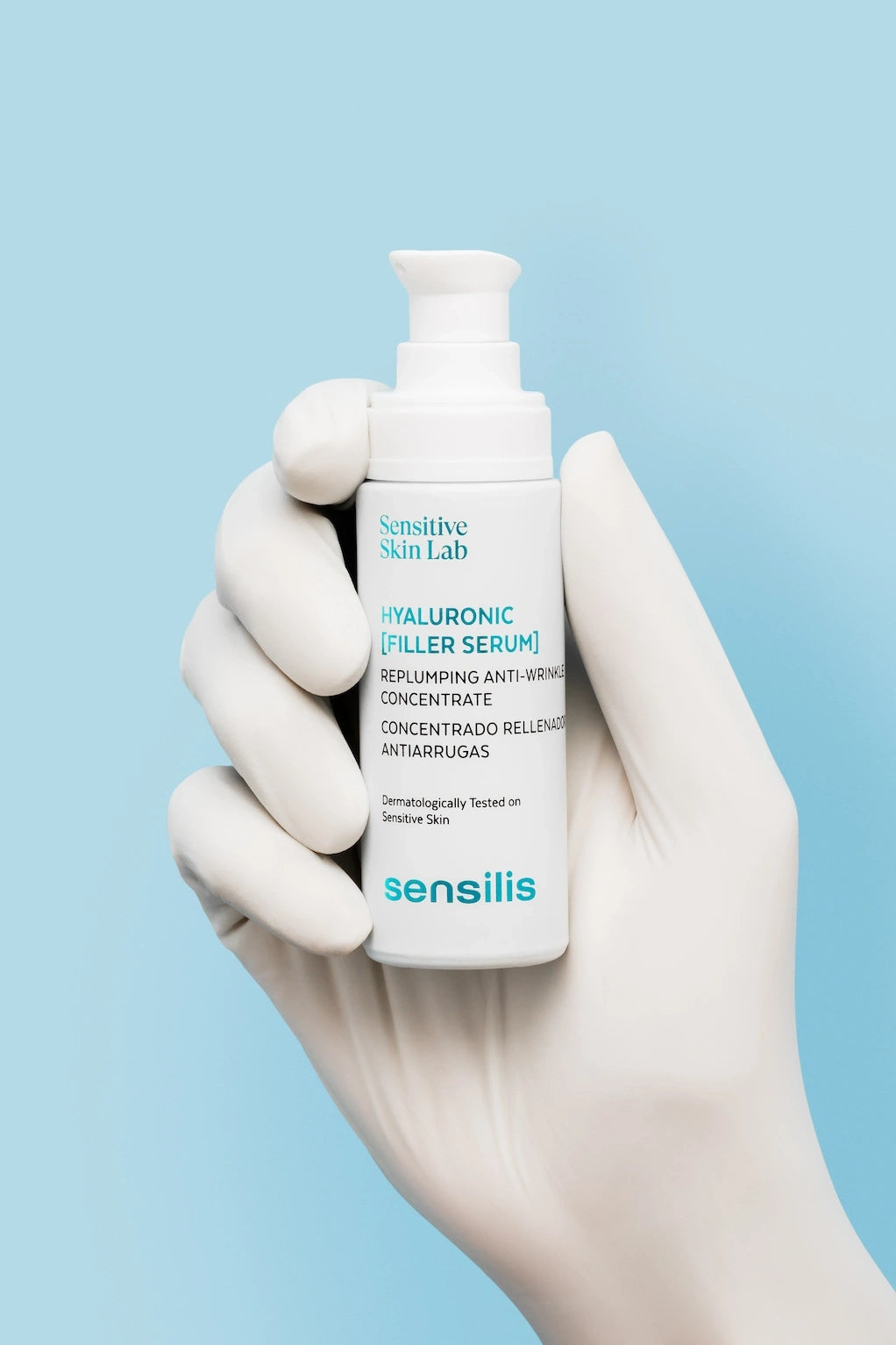 Sensilis Hyaluronic Filler Serum 30ml in hand, anti-aging hydraterend concentraat voor een vollere huid.