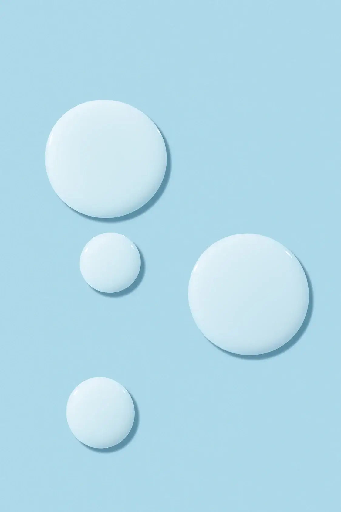 Sensilis Hyaluronic Filler Serum 30ml met druppels op blauwe achtergrond voor optimale huidhydratatie en rimpelvermindering.