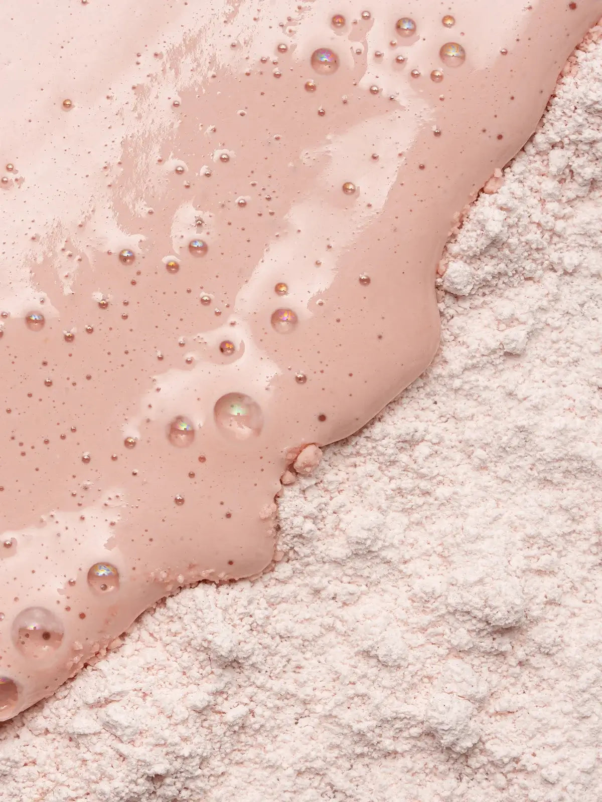 Alpha-H Illuminating Enzyme Polish 50g met een gladde, roze poedervorm en hydraterende geltextuur.