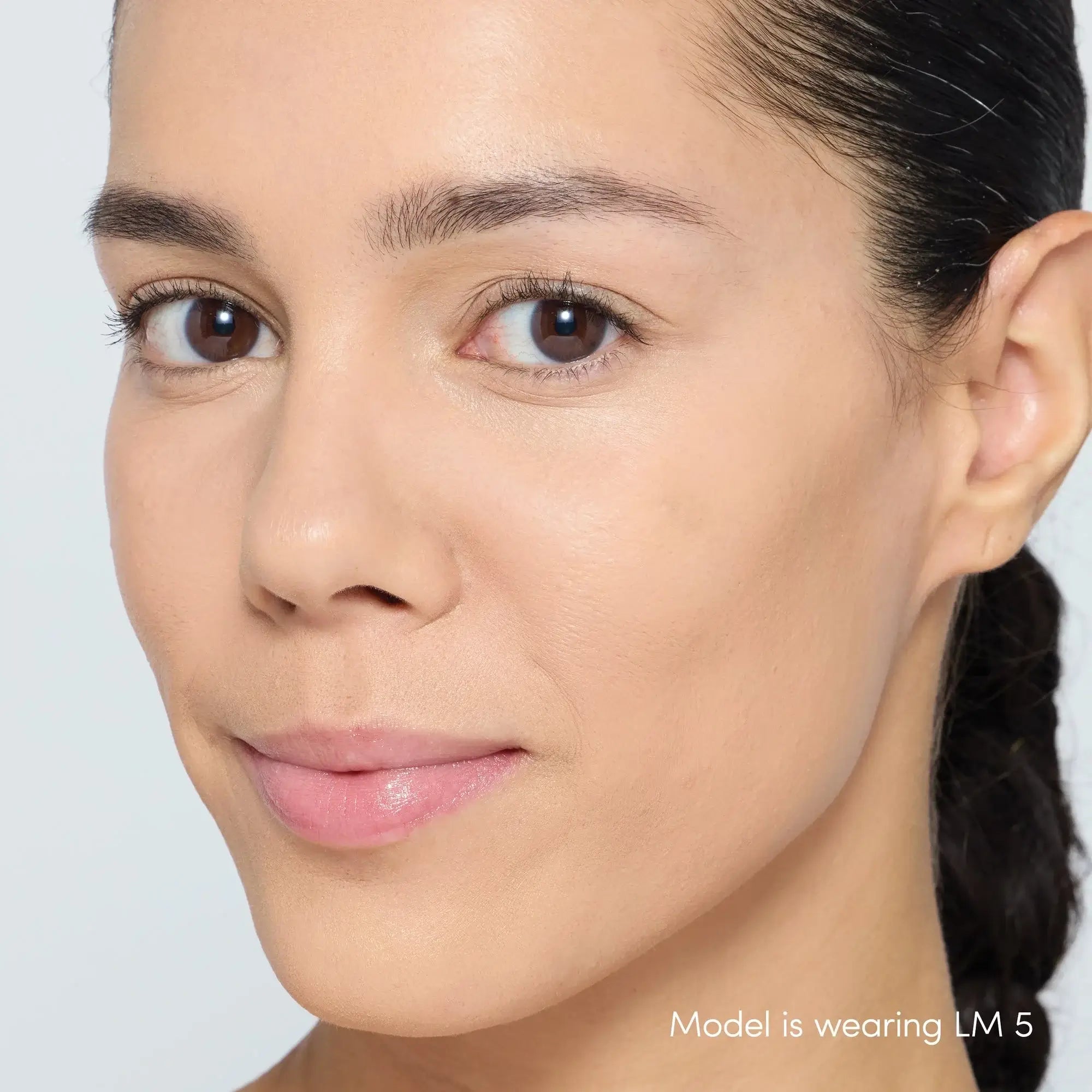 Jane Iredale Skintuition Brightening Under Eye Concealer LM5 zomerse, natuurlijke look op model met lichte huidtint.
