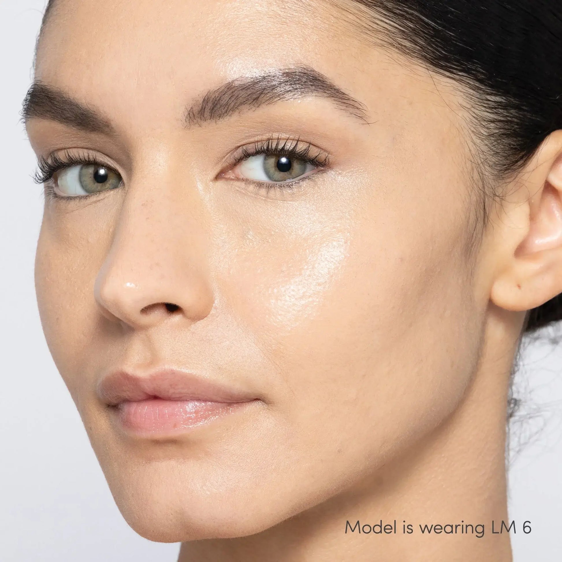 Jane Iredale Skintuition Brightening Under Eye Concealer LM6 op model met een lichte medium huid en gouden ondertoon.