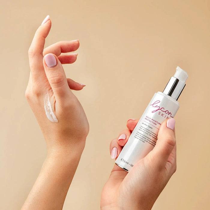 LYCON Skin Daily Moisture Protection Day Cream 50ml in gebruik met vloeibare crème op hand voor hydratatie en bescherming.