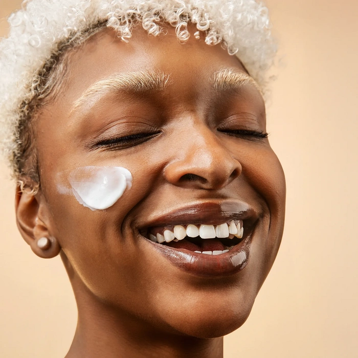 LYCON Skin Daily Moisture Protection Day Cream 50ml op gezicht aangebracht met stralende glimlach.