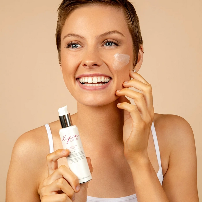 LYCON Skin Daily Moisture Protection Day Cream 50ml aangebracht op de huid bij een glimlachende vrouw met korte haren.