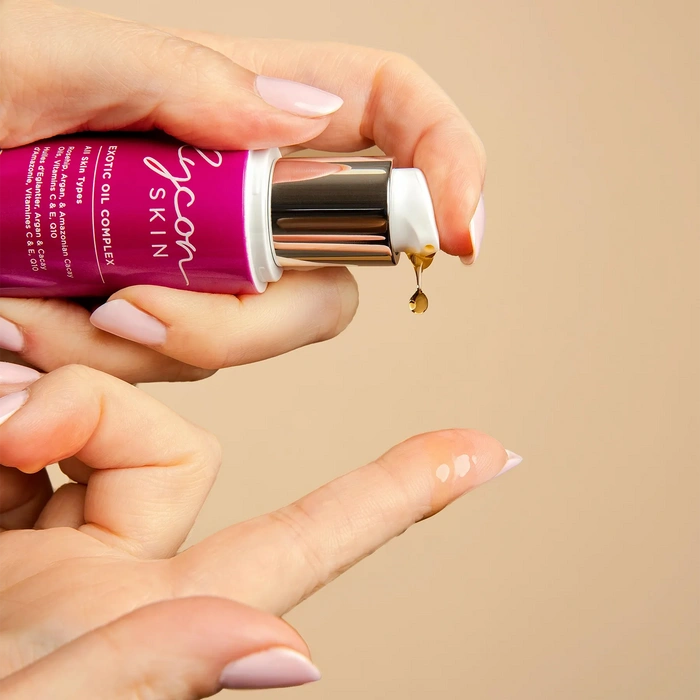 LYCON Skin Exotic Oil Complex Serum 30ml, lichte olie druppelend op een vingertop voor hydratatie en huidverzorging.