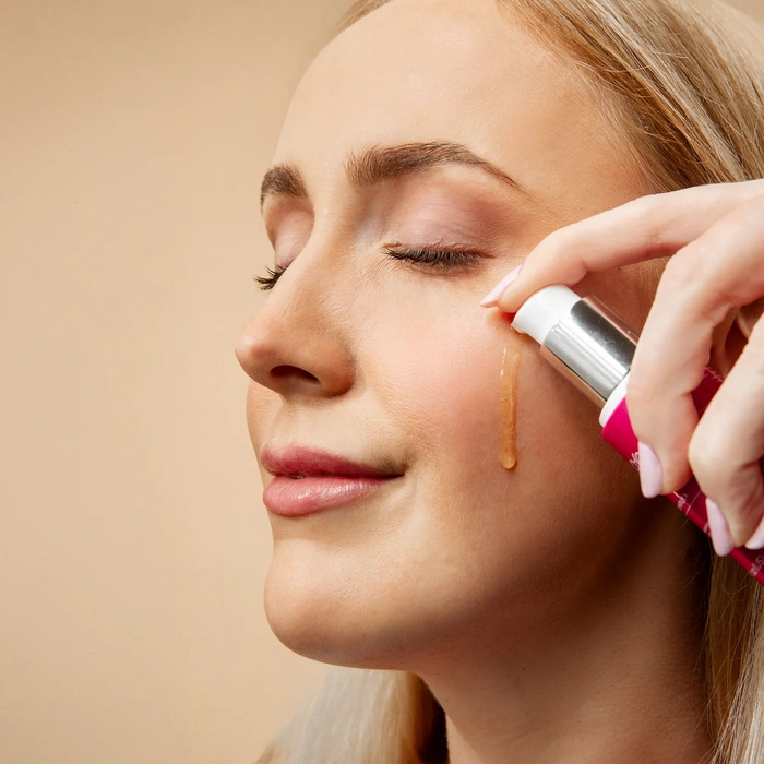 LYCON Skin Exotic Oil Complex Serum 30ml aangebracht op het gezicht voor hydratatie en verzorging.